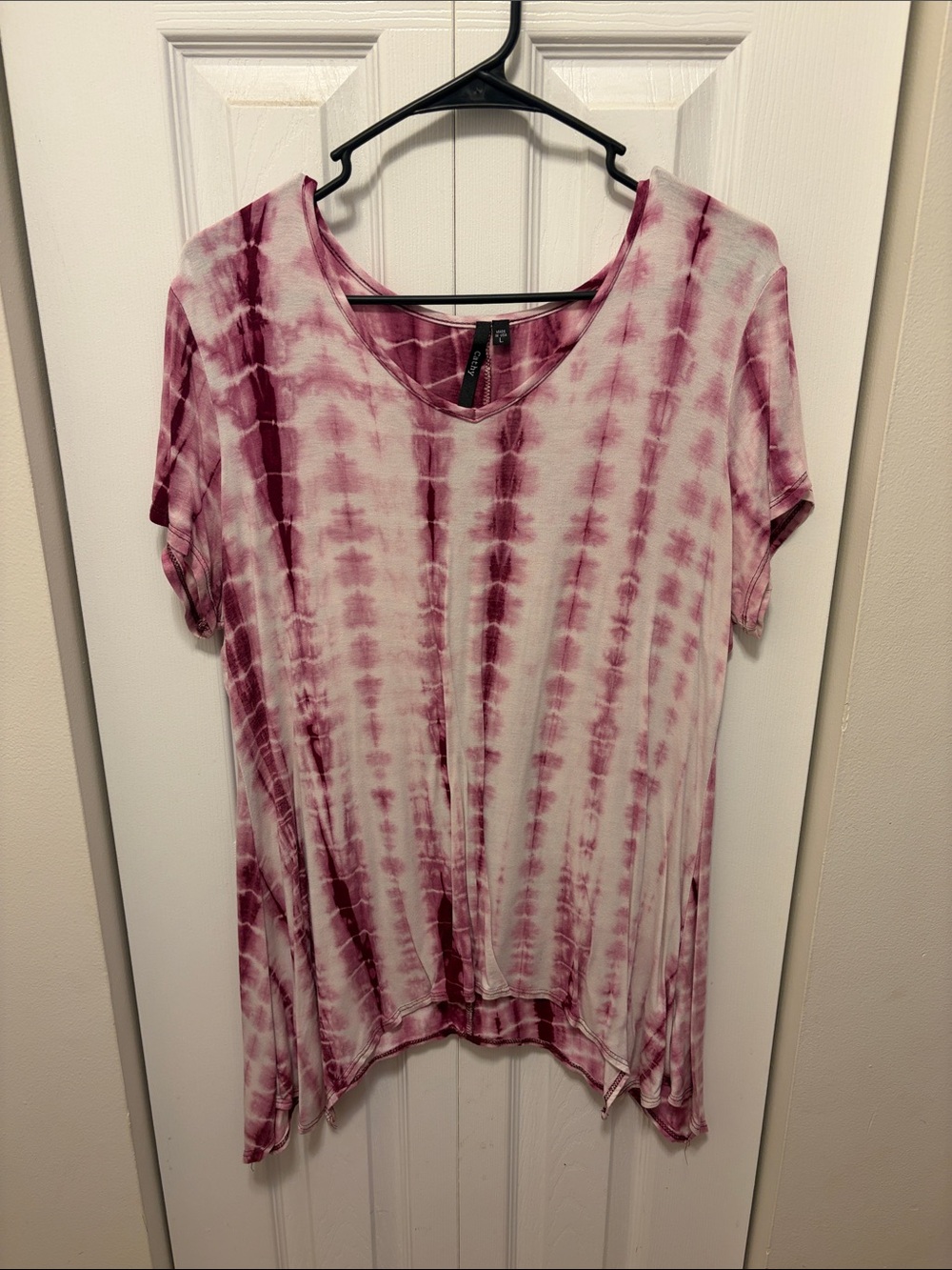Women's Short Sleeve V-Neck Tie-Dye Tee - Pink